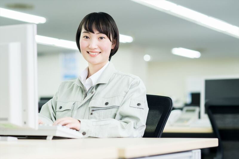 作業着の女性_R