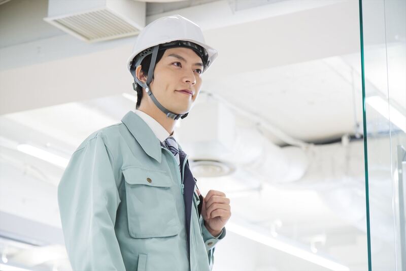 作業着の男性社員_R